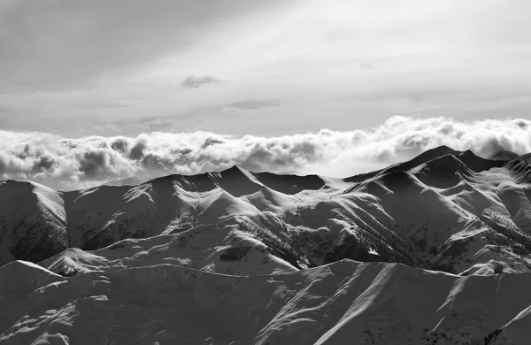 黒と白の夜の雪山 — ストック写真