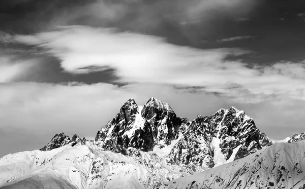 Schwarz / weiß Berge Uschba und Heldenfestung — Stockfoto