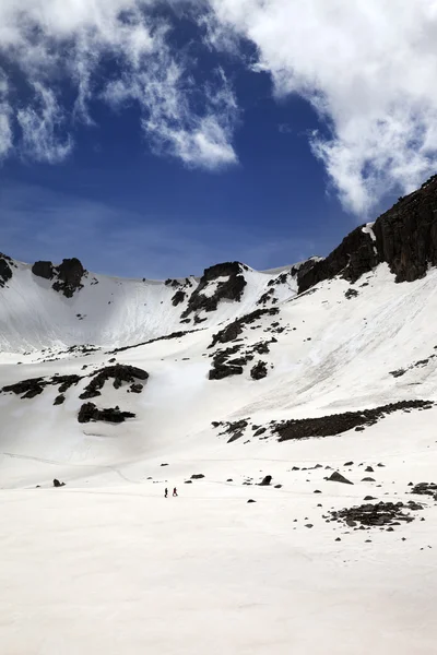 Karlı dağlarda yürüyüş yapanlar — Stok fotoğraf