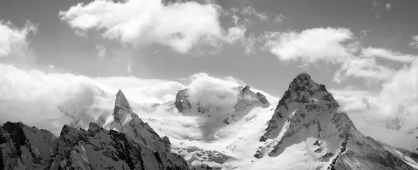 Schwarz / weiß Panorama Berge in Wolke — Stockfoto