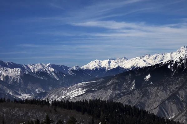 Blick auf schneebedeckte Berge in windigen Sonnetag — Stockfoto