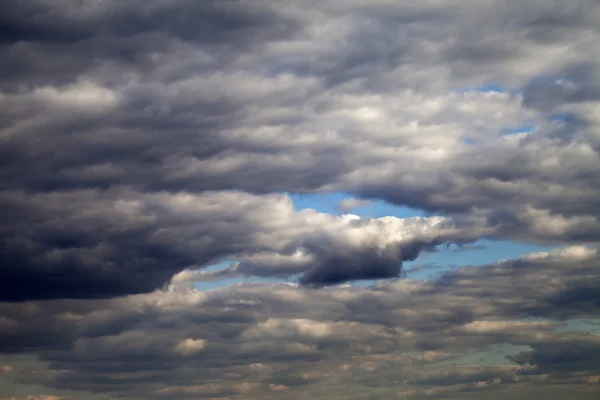 Cielo con nubes oscuras antes de lluvia —  Fotos de Stock