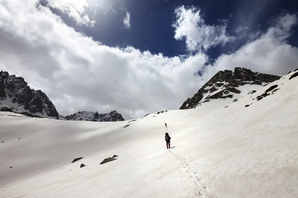 Due escursionisti nelle montagne nevose — Foto Stock