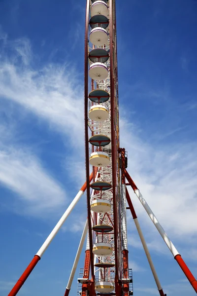 Ferris wheel and blue sky with clouds — Stock Photo, Image