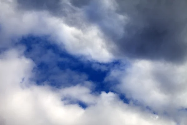Céu com nuvens de luz solar, antes da chuva — Fotografia de Stock