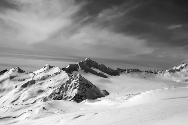 Schwarzweißansicht auf Off-Piste Piste abends Sonne — Stockfoto