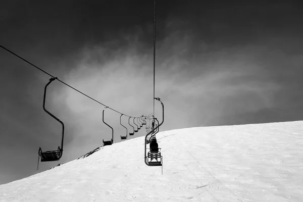 Zwart-wit oud-stoeltjeslift in skigebied — Stockfoto