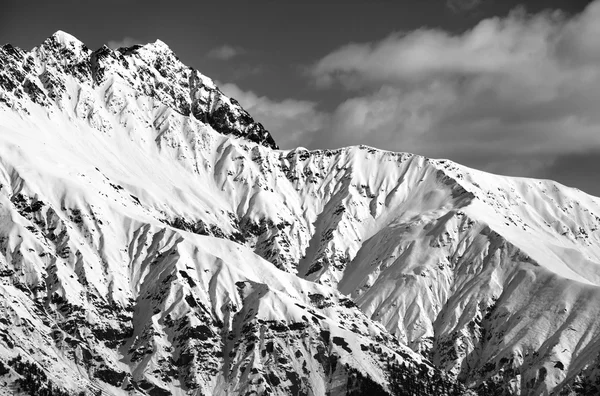 黑色和白色雪阳光山在美好的一天 — 图库照片