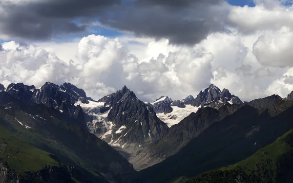 Yaz dağlar ve bulutlu gökyüzü — Stok fotoğraf