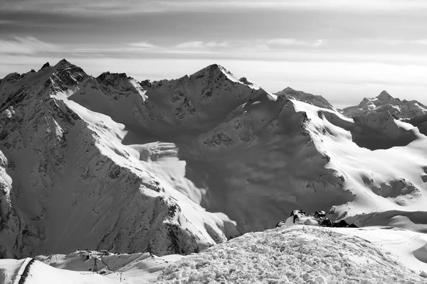 블랙 앤 화이트 스노우 오프 piste 저녁에 슬로프 — 스톡 사진