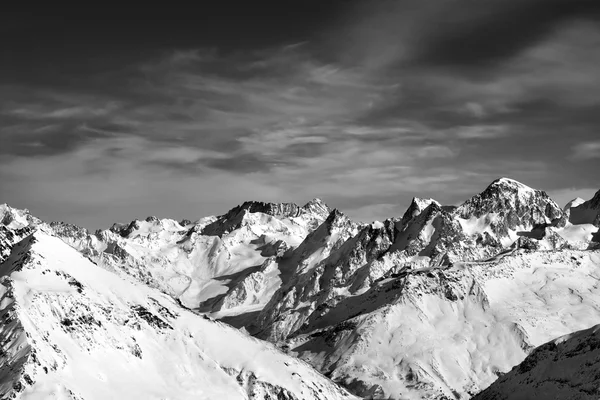 Cime innevate in bianco e nero — Foto Stock