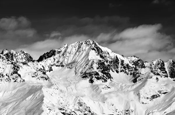 Montagne dello snowy in bianco e nero al giorno del sole — Foto Stock