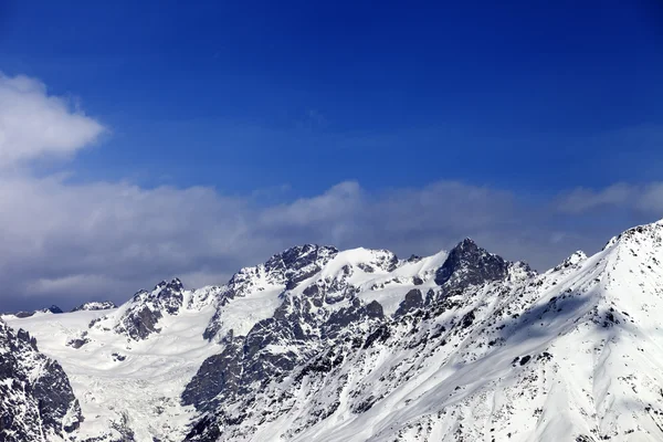 Montanhas de alto inverno no belo dia de sol — Fotografia de Stock