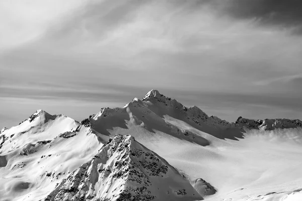 Bianco e nero vista dalla pista da sci — Foto Stock