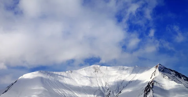 Vista panorâmica em declive nevado fora de pista, em dia de vento — Fotografia de Stock