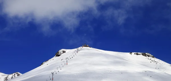 太阳天索道和滑雪坡地的全景视图 — 图库照片