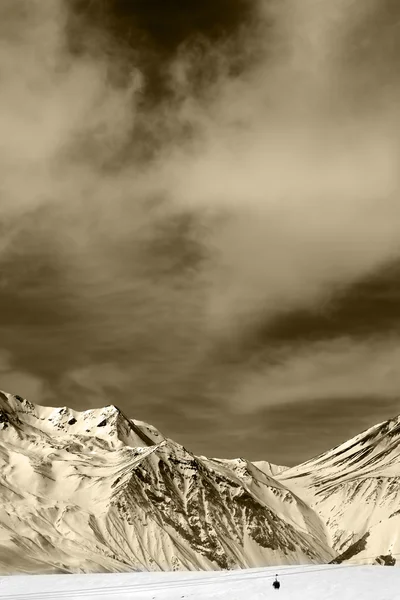 Χειμώνα στα βουνά με σύννεφα — Φωτογραφία Αρχείου
