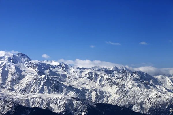 Découvre sur les montagnes enneigées à la belle journée ensoleillée — Photo