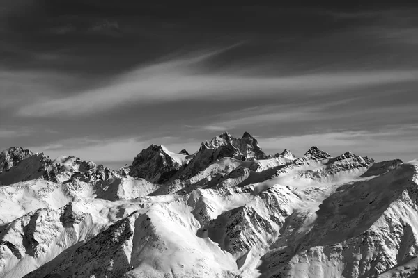 Montanhas de Cáucaso de preto e branco em noite de vento — Fotografia de Stock