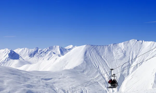 Panoramautsikt över ropewayen på ski resort — Stockfoto