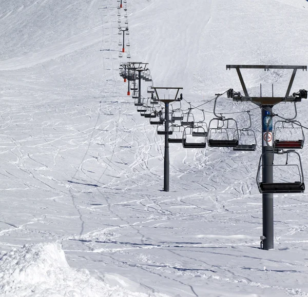 Pente de ski et téléphérique au beau jour — Photo