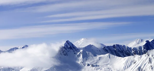 Vista panoramica sulle alte montagne nella foschia — Foto Stock