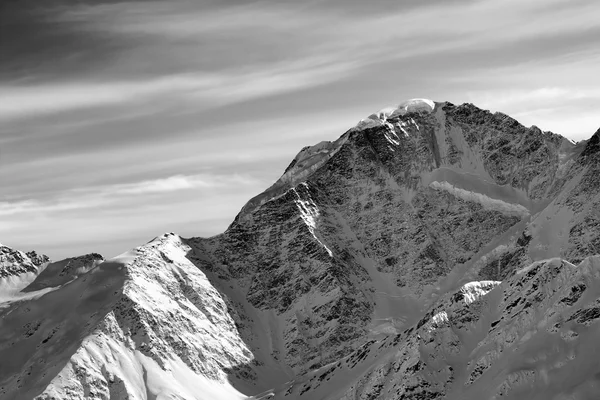 Montagne di inverno in bianco e nero al mattino di sole — Foto Stock