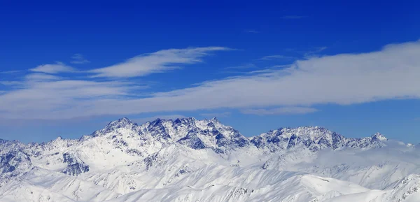 Vista panorámica de las montañas de invierno en buen día — Foto de Stock