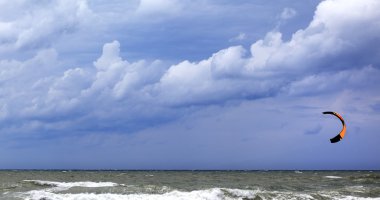 Deniz ve bulutlu karanlık gökyüzü güç uçurtma