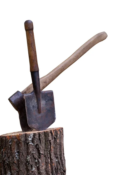 Пень с топором и лопатой — стоковое фото