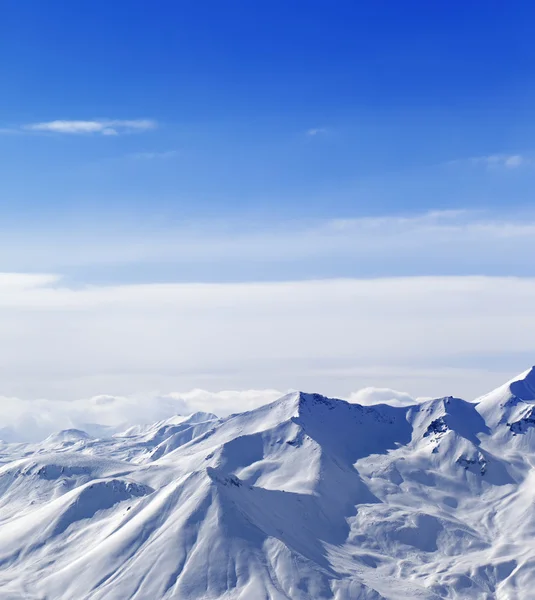 Śnieżne góry w słoneczny dzień — Zdjęcie stockowe