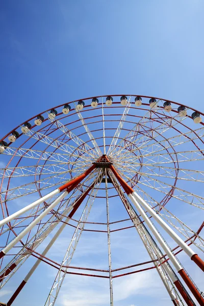 Ferris wheel and blue sky in sun day — Stock Photo, Image