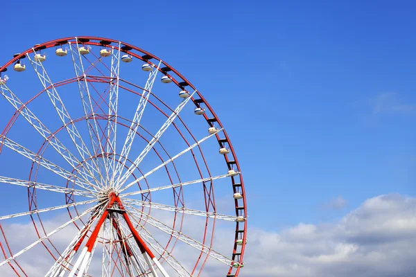 Ferris wheel and blue sky with clouds — Stock Photo, Image