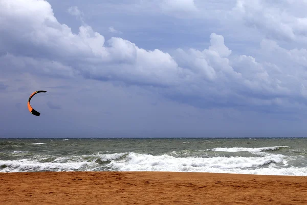 Силовий змій у морі та хмарному небі — стокове фото