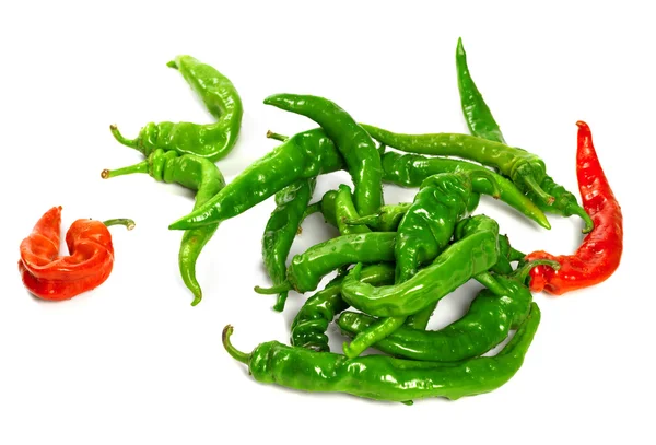 Κόκκινες και πράσινες πιπεριές με σταγόνες νερό — Φωτογραφία Αρχείου