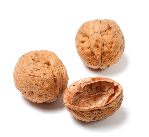 Nueces maduras sobre blanco — Foto de Stock