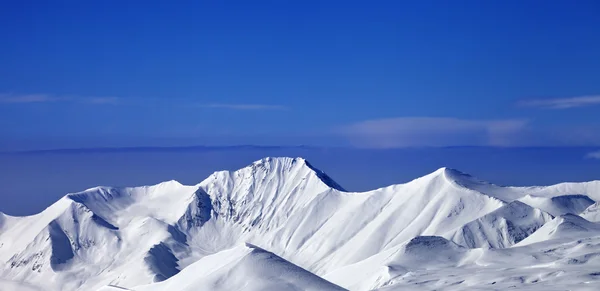 Panoramic view on snow mountains and blue sky — Stock Photo, Image