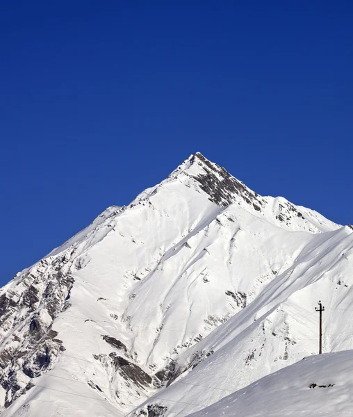 Montañas cubiertas de nieve y un cielo azul claro en buen día — Foto de Stock
