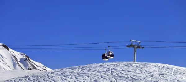 Panoramablick auf Gondel heben und ski-Piste — Stockfoto