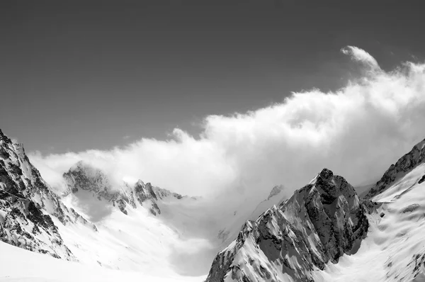 Zwart-wit winter besneeuwde bergen in wolk — Stockfoto