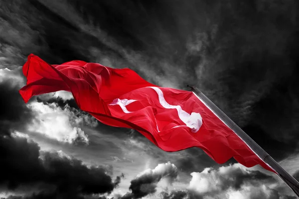 Bandera de la Turquía que agita contra el cielo blanco y negro — Foto de Stock