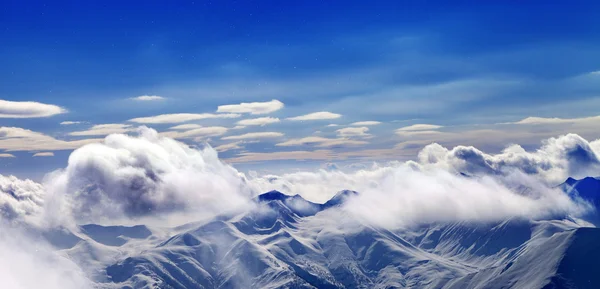 Panoramautsikt över jul landskap med fallande snö — Stockfoto