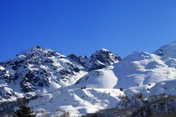 Verschneite Berge und Off-Piste Hang an sonnigen Tag — Stockfoto