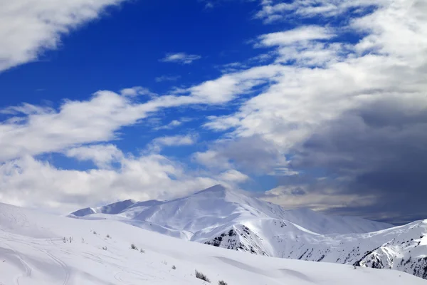 Ski slope and beautiful sky with clouds in evening — Stock Photo, Image