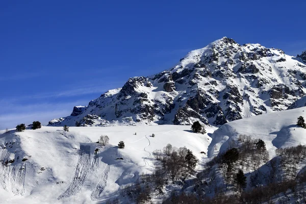 Abseits der Piste Hang mit Track von Lawine am sonnigen Tag — Stockfoto