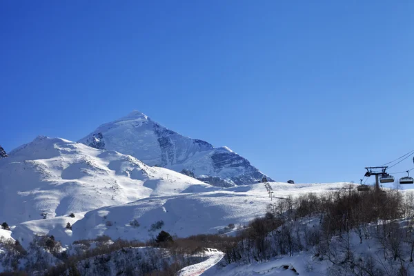 Station de ski au beau matin ensoleillé — Photo