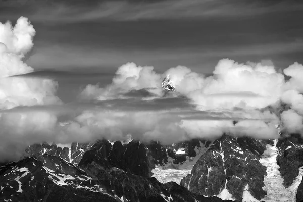 Alte montagne ricoperte di nuvole — Foto Stock