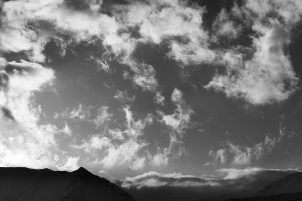 Black and white sky with clouds and mountains in evening — Stock Photo, Image