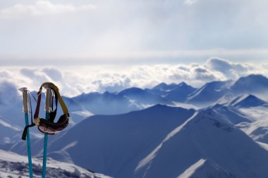 Kar maskesi Kayak güneş ışığı dağlar akşam içinde kutup