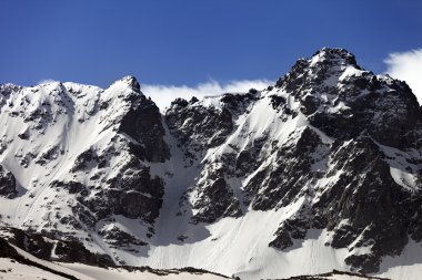 Bahar Rüzgar günü kar taşlara